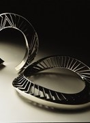 1987 Møbius Lamelarmbånd udført i sølv, erhvervet af Designmuseum Danmark i 2006.