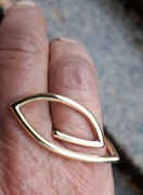 GULDRING PÅ EN REGNVEJRSDAG - på højre lillefinger