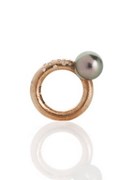 ”STOP RING” in matte red gold with dimonds and a grey-blue Tahiti pearl
